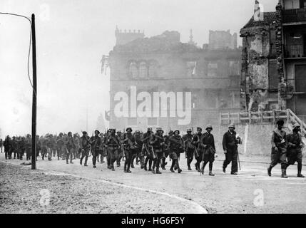 L'immagine della propaganda nazista mostra l'occupazione della città Irun nella regione di Bidasoaldea attraverso le truppe di Francos. Le truppe del partito militare entrano nella città completamente distrutta e bruciata di Irun, Spagna, settembre 1936. Fotoarchiv für Zeitgeschichtee - NESSUN SERVIZIO DI CABLAGGIO - | utilizzo in tutto il mondo Foto Stock