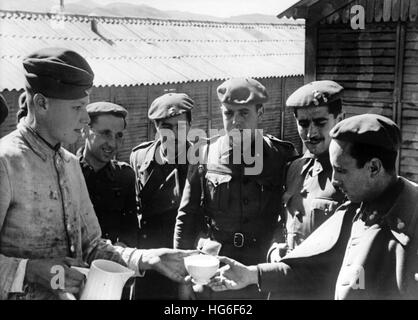 L'immagine della propaganda nazista mostra i membri della Legione spagnola che ricevono una tazza di caffè da un membro del Reichsarbeitsdienst (Servizio del lavoro del Reichs) nell'Occidente occupato. La foto è stata scattata nel maggio 1943. Fotoarchiv für Zeitgeschichtee - NESSUN SERVIZIO DI CABLAGGIO - | utilizzo in tutto il mondo Foto Stock