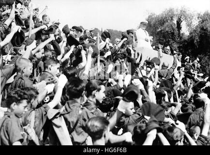 L'immagine della propaganda nazista mostra adolescenti fascisti in Spagna durante una parata dell'organizzazione giovanile fascista italiana 'Opera Nazionale Balilla' (ONB) che si rivolge al Duce Benito Mussolini (in alto a destra). La foto è stata scattata a Roma, Italia, agosto 1937. Fotoarchiv für Zeitgeschichtee - NESSUN SERVIZIO DI CABLAGGIO - | utilizzo in tutto il mondo Foto Stock