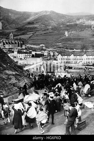 Il quadro della propaganda nazista mostra i rifugiati di guerra spagnoli al confine tra Spagna e Francia. La foto è stata scattata nel gennaio 1939. Fotoarchiv für Zeitgeschichtee - NESSUN SERVIZIO DI CABLAGGIO - | utilizzo in tutto il mondo Foto Stock