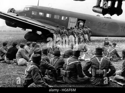 La foto della profganda nazista mostra come la società di produzione tedesca UFA spara un film sulla guerra civile spagnola a Tetuán, Messico, Apri 1939, dopo la presa del potere da parte di Francos. La foto raffigura la scena di apertura del film, dove le truppe coloniali spagnolo-marocchine entrano in un aereo da carico tedesco, tipo Junkers Ju 52 in . Fotoarchiv für Zeitgeschichtee - NESSUN SERVIZIO DI CABLAGGIO - | utilizzo in tutto il mondo Foto Stock