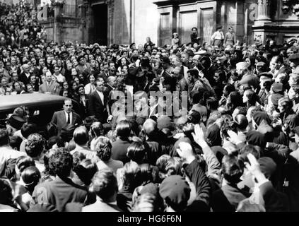 L'immagine della propaganda nazista mostra l'ufficiale dell'esercito spagnolo e il presidente del governo nazionale, Miguel Cabanellas (al centro con la barba bianca) in una folla di persone in occasione di un servizio ufficiale di ringraziamento dopo l'occupazione della città di San Sebastián attraverso le truppe di Francos. La foto è stata scattata nel settembre 1936. Fotoarchiv für Zeitgeschichtee - NESSUN SERVIZIO DI CABLAGGIO - | utilizzo in tutto il mondo Foto Stock