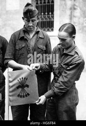 La foto della propaganda nazista mostra i membri della Falange spagnola con la bandiera del Partito. Posizione e data di registrazione sconosciute (intorno al 1936/1937). Fotoarchiv für Zeitgeschichtee - NESSUN SERVIZIO DI CABLAGGIO - | utilizzo in tutto il mondo Foto Stock