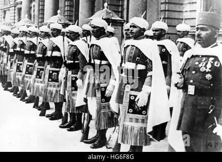 La foto della propaganda nazista mostra la guardia moresca del dittatore spagnolo Franco a Madrid, Spagna, novembre 1942. Fotoarchiv für Zeitgeschichtee - NESSUN SERVIZIO DI CABLAGGIO - | utilizzo in tutto il mondo Foto Stock