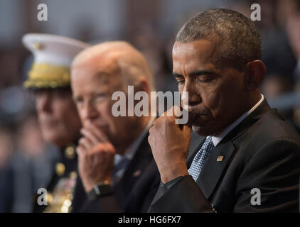 Base comune Myers-Henderson Hall, Virginia, Stati Uniti d'America. 4 gennaio, 2017. Il Presidente degli Stati Uniti Barack Obama (R), Vice presidente Joe Biden (C) e Presidente del Comune di capi di Stato Maggiore gen. Giuseppe Dunford Jr. assiste le Forze Armate pieno onore rivedere la Cerimonia di congedo per il presidente Obama a base comune Myers-Henderson Hall, in Virginia il 4 gennaio 2017. Cinque le bretelle dei militari ha onorato il presidente e il vice-presidente per il loro servizio come essi concludono il loro termine finale in ufficio. Credito: MediaPunch Inc/Alamy Live News Foto Stock