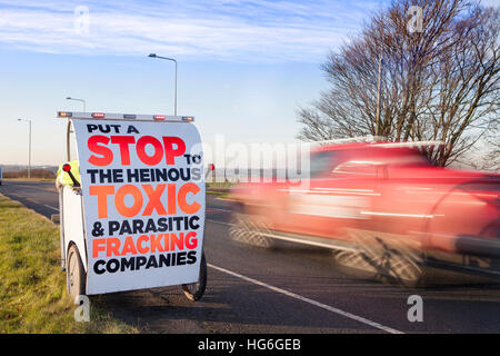 Il traffico che passa anti-fracking segni in poco Plumpton, Lancashire, Regno Unito. 5° gennaio 2017. La sicurezza si muove in modo pesantemente area protetta di poco Plumpton, un sito designato per l'installazione di quattro pozzetti per roccia argillosa di estrazione di gas dal famigerato 'Fracking'. I manifestanti sostengono che questo processo di frantumazione è legato all'inquinamento delle acque, di cattiva salute e di terremoti. Questo controverso Cuadrilla 'Fracking' sito è stato approvato in sede di appello da comunità Segretario Sajid Javid agli inizi di dicembre 2016, rovesciando il Lancashire County consigli precedente rifiuto. © Cernan Elias/Alamy Live News Foto Stock