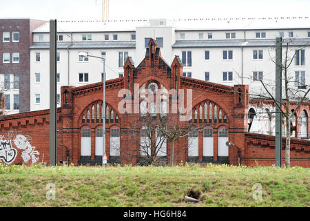 Berlino, Germania. 04 gen 2017. La facciata di un ex stabilimento hall in zona residenziale dal piazzale di stoccaggio a Berlino, Germania, 04 gennaio 2017. Foto: Soeren Stache/dpa/Alamy Live News Foto Stock