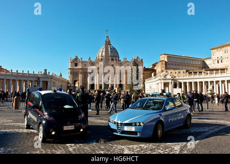 Città del Vaticano, Vaticano. Europa. La polizia e gli ufficiali carabinieri pattugliano Piazza San Pietro durante le vacanze di Natale. Roma, Italia, Unione europea, UE. Credit: Glenstar/Alamy Live News, spazio per la copia Foto Stock