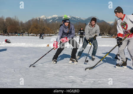 Vancouver, Canada. Il 5 gennaio 2017. Con rara a temperature sotto lo zero, trota lago è stato ufficialmente sancito dalla Vancouver Parks Commission come sicuro per fare skate, dando alle persone la rara opportunità di giocare una partita di lucido, un evento che non è accaduto in più di dieci anni. All'aperto Pattinaggio sul ghiaccio, Trota Lago. © Gerry Rousseau/Alamy Live News Foto Stock