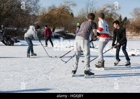 Vancouver, Canada. Il 5 gennaio 2017. Con rara a temperature sotto lo zero, trota lago è stato ufficialmente sancito dalla Vancouver Parks Commission come sicuro per fare skate, dando alle persone la rara opportunità di giocare una partita di lucido, un evento che non è accaduto in più di dieci anni. All'aperto Pattinaggio sul ghiaccio, Trota Lago. © Gerry Rousseau/Alamy Live News Foto Stock