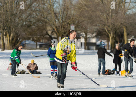 Vancouver, Canada. Il 5 gennaio 2017. Con rara a temperature sotto lo zero, trota lago è stato ufficialmente sancito dalla Vancouver Parks Commission come sicuro per fare skate, dando alle persone la rara opportunità di giocare una partita di lucido, un evento che non è accaduto in più di dieci anni. All'aperto Pattinaggio sul ghiaccio, Trota Lago. © Gerry Rousseau/Alamy Live News Foto Stock