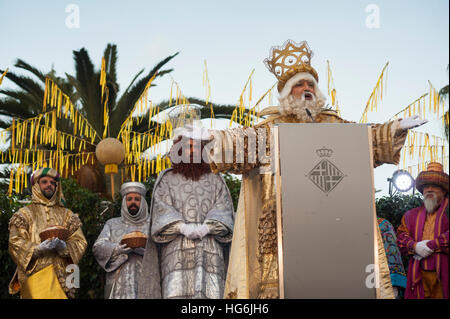 I tre Re Magi arrivare in barca a Barcellona, Spagna, giovedì, 05 gennaio, 2017. Si tratta di un corteo che simbolizza la venuta dei Magi a Betlemme dopo la nascita di Gesù. In Spagna e in molti paesi dell America Latina Epifania è il giorno in cui i doni vengono scambiati. © Charlie Perez/Alamy Foto Stock