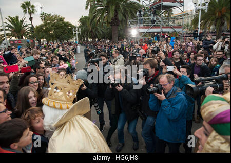 I tre Re Magi arrivare in barca a Barcellona, Spagna, giovedì, 05 gennaio, 2017. Si tratta di un corteo che simbolizza la venuta dei Magi a Betlemme dopo la nascita di Gesù. In Spagna e in molti paesi dell America Latina Epifania è il giorno in cui i doni vengono scambiati. © Charlie Perez/Alamy Foto Stock