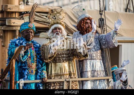 Barcellona, Spagna. 5 gennaio 2017: i Re Magi, Balthazar, Melchior e Gaspar onda per migliaia di bambini dalla barca a vela "Santa Eulalia' come arrivano nel porto di Barcellona Credito: Matthias Oesterle/Alamy Live News Foto Stock