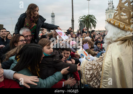 I tre Re Magi arrivare in barca a Barcellona, Spagna, giovedì, 05 gennaio, 2017. Si tratta di un corteo che simbolizza la venuta dei Magi a Betlemme dopo la nascita di Gesù. In Spagna e in molti paesi dell America Latina Epifania è il giorno in cui i doni vengono scambiati. © Charlie Perez/Alamy Foto Stock