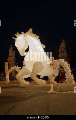 Artisti eseguono su una strada come essi marzo durante il 'Cabalgata de Reyes,' o tre Saggi parade di Barcellona, Spagna, giovedì, 05 gennaio, 2017. Si tratta di un corteo che simbolizza la venuta dei Magi a Betlemme dopo la nascita di Gesù. In Spagna e in molti paesi dell America Latina Epifania è il giorno in cui i doni vengono scambiati. © Charlie Perez/Alamy Foto Stock