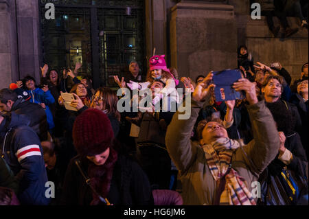 Persone alzare le loro mani come cercano di raccogliere caramelle che vengono gettati durante il 'Cabalgata de Reyes, ' o tre Saggi parade di Barcellona, Spagna, giovedì, 05 gennaio, 2017. Si tratta di un corteo che simbolizza la venuta dei Magi a Betlemme dopo la nascita di Gesù. In Spagna e in molti paesi dell America Latina Epifania è il giorno in cui i doni vengono scambiati. © Charlie Perez/Alamy Foto Stock