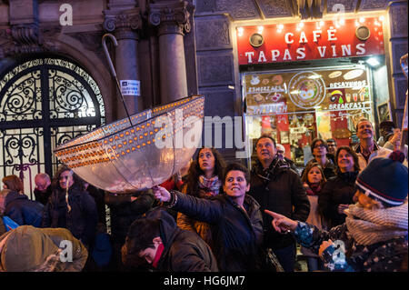 Persone alzare le loro mani come cercano di raccogliere caramelle che vengono gettati durante il 'Cabalgata de Reyes, ' o tre Saggi parade di Barcellona, Spagna, giovedì, 05 gennaio, 2017. Si tratta di un corteo che simbolizza la venuta dei Magi a Betlemme dopo la nascita di Gesù. In Spagna e in molti paesi dell America Latina Epifania è il giorno in cui i doni vengono scambiati. © Charlie Perez/Alamy Foto Stock