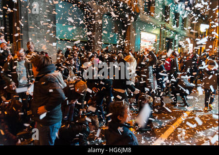 Persone alzare le loro mani come cercano di raccogliere caramelle che vengono gettati durante il 'Cabalgata de Reyes, ' o tre Saggi parade di Barcellona, Spagna, giovedì, 05 gennaio, 2017. Si tratta di un corteo che simbolizza la venuta dei Magi a Betlemme dopo la nascita di Gesù. In Spagna e in molti paesi dell America Latina Epifania è il giorno in cui i doni vengono scambiati. © Charlie Perez/Alamy Foto Stock