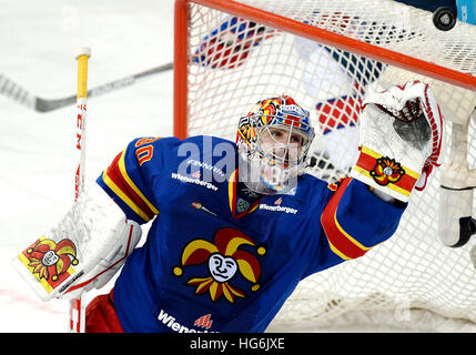 Helsinki, Finlandia. Gen 5, 2017. Ryan Zapolski, portiere di Jokerit Helsinki, compete durante la Kontinental Hockey League (KHL) match contro San Pietroburgo SKA a Helsinki in Finlandia, 5 gennaio 2017. Jokerit Helsinki ha vinto 3-2. © Sergei Stepanov/Xinhua/Alamy Live News Foto Stock