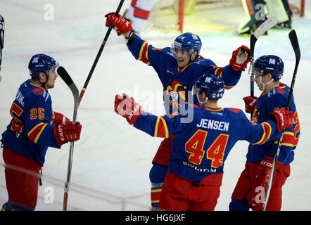 Helsinki, Finlandia. Gen 5, 2017. I giocatori di Helsinki Jokerit celebrare rigature durante la Kontinental Hockey League (KHL) match contro San Pietroburgo SKA a Helsinki in Finlandia, 5 gennaio 2017. Jokerit Helsinki ha vinto 3-2. © Sergei Stepanov/Xinhua/Alamy Live News Foto Stock