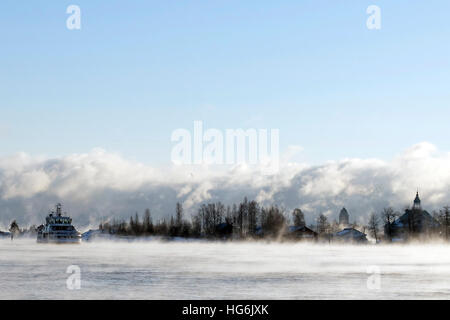 (170106) -- HELSINKI, Gennaio 6, 2017 (Xinhua) -- mare fumo è visto a sud del porto di Helsinki, Finlandia, 5 gennaio 2017. Nei primi giorni del nuovo anno la Finlandia ha riscontrato un calo improvviso a temperature invernali. Le autorità hanno dato "frost avvisi' per ricordare i residenti per mantenere caldo e per evitare rischi di impatto sulla salute. Nella città capitale di Helsinki, situato nella costa sud zona, la temperatura è scesa a meno di meno 19 gradi Celsius inizio venerdì, mentre in Muonio, northwestern Lapponia, la temperatura era meno 40 gradi Celsius giovedì. (Xinhua/Sergei Stepanov) Foto Stock