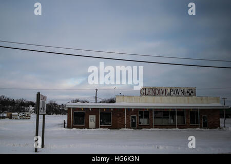 Bismarck, il Dakota del Nord, Stati Uniti d'America. Gen 5, 2017. Un business storefront è chiuso nella città di Glendive, Montana. Glendive dell'economia è stata ampiamente sostenuta dal Bakken, boom petrolifero attirare i camionisti e viaggiatori di affari. Tuttavia, l'economia del paese è stata colpita negli ultimi anni a causa di un aumento dei prezzi del petrolio causando trapani a fermare le operazioni. La città di alberghi e alloggi sono ora spesso lasciato vacante. © Joel Angelo Juarez/ZUMA filo/Alamy Live News Foto Stock