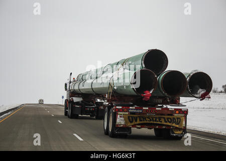 Bismarck, il Dakota del Nord, Stati Uniti d'America. Gen 5, 2017. Un carrello che viaggia sulla Interstate 94 cale pipeline utilizzata per il Dakota Pipeline di accesso verso un sito di costruzione di un impianto di stoccaggio in Richardton, North Dakota. © Joel Angelo Juarez/ZUMA filo/Alamy Live News Foto Stock