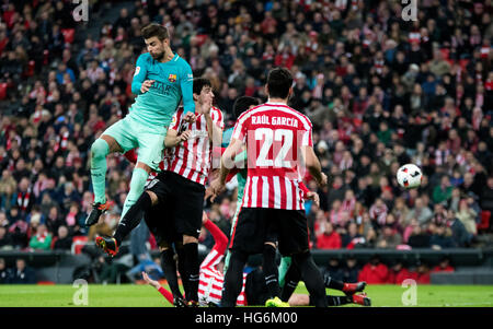 Bilbao, Spagna. 5 gennaio 2017. Gerard Pique (difensore, FC Barcelona) colpisce la sfera coperta da Mikel San Jose (Mildfierder, Athletic Club) e Raul Garcia (Mildfierder, Athletic Club) durante la partita di calcio del round di 16 dello spagnolo della Coppa del Re tra Athletic Club e FC Barcellona a Stadio di San Mames su Gennaio 5, 2017 a Bilbao, Spagna. ©David Gato/Alamy Live News Foto Stock