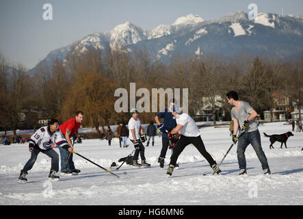 Vancouver, Canada. Gen 5, 2017. Persone giocare a hockey su ghiaccio sulla trota congelata lago a Vancouver in Canada, 5 gennaio 2017. Prolungata a temperature basse hanno congelato la trota lago fino a una profondità di 12 centimetri, la prima volta in 20 anni. © Liang Sen/Xinhua/Alamy Live News Foto Stock