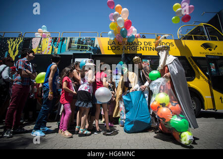 Buenos Aires, Argentina. Gen 5, 2017. I bambini assumono palloncini da gli artisti travestiti da tre uomini saggi, a Buenos Aires, Argentina, 5 gennaio 2017. Per celebrare il tradizionale Festival Epifania il 6 gennaio la Camera argentina di giocattoli ha spedito tali interpreti intorno alla città per accogliere i bambini le lettere per figure religiose chiamato tre saggi o i Tre Re e presentarli con i regali in cambio. © Martin Zabala/Xinhua/Alamy Live News Foto Stock