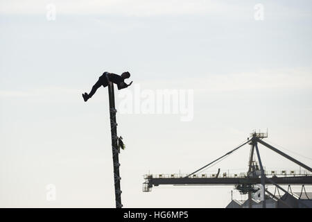 Tokyo, Tokyo, Giappone. Il 6 gennaio, 2017. I membri di un tradizionale antincendio gruppo di conservazione eseguire acrobazie scaletta durante l annuale per l'anno nuovo vigili del fuoco revisione in Tokyo. © Alessandro Di Ciommo/ZUMA filo/Alamy Live News Foto Stock