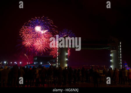 "In con un Bang' Anno nuovo spettacolo di fuochi d'artificio, Humber Estuary, a lanciare Hull città della cultura 2017 celebrazioni Foto Stock