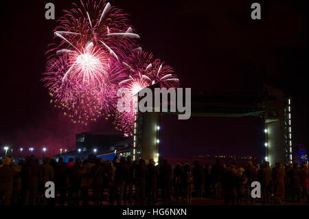 "In con un Bang' Anno nuovo spettacolo di fuochi d'artificio, Humber Estuary, a lanciare Hull città della cultura 2017 celebrazioni Foto Stock