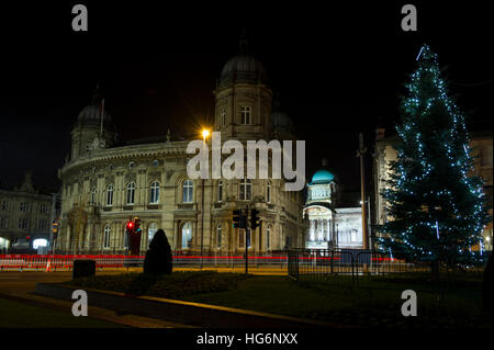 Apertura delle celebrazioni in Hull City della cultura 2017 con un display luminoso proiettato su Hull City Hall e Hull Maritime Museum Foto Stock