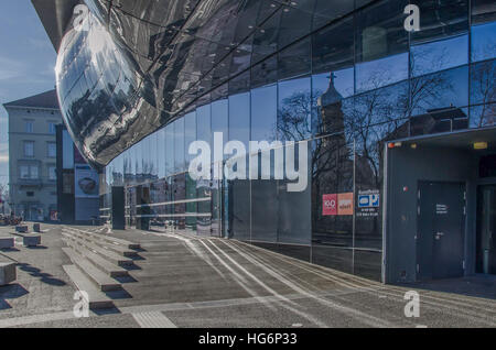 La Kunsthaus di Graz, Grazer Kunsthaus, o Graz Art Museum costruito come parte della capitale europea della cultura celebrazioni nel 2003 punto di riferimento architettonico Foto Stock