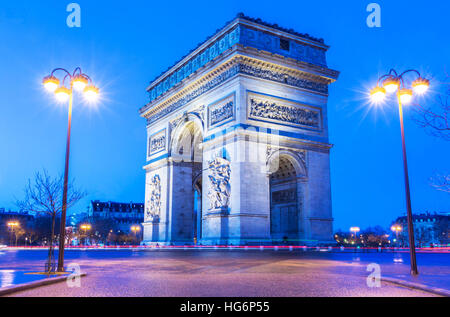 L'Arco Trionfale è uno dei monumenti più visitati di Parigi.it onori coloro che morirono e combattuto per la Francia. Foto Stock