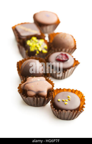 Varie praline di cioccolato isolato su sfondo bianco. Foto Stock