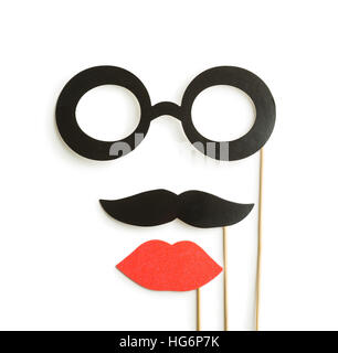 Fake labbra, bicchieri e mustaches su bastoni. Isolato su sfondo bianco. Foto Stock