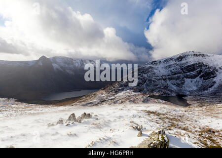 Una scena wintery circonda la valle Ogwen, Snowdonia Foto Stock