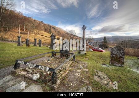 Balquhidder,Sterling,Scozia, Regno Unito - Rob Roy MacGregors rosso luogo di riposo con il cielo drammatico Foto Stock