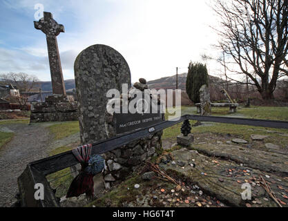 Balquhidder,Sterling,Scozia, Regno Unito - Rob Roy MacGregors rosso luogo di riposo e di croce,monete Foto Stock