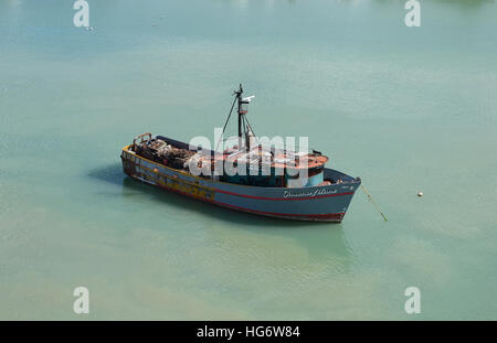 Barca da pesca al di ancoraggio nel porto di St. Johns, Antigua, dei Caraibi. Foto Stock