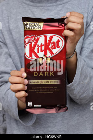 Mano azienda Australian Kit Kat cioccolato fondente Foto Stock