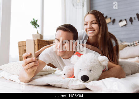 Felice l'uomo bello scatto di una foto Foto Stock