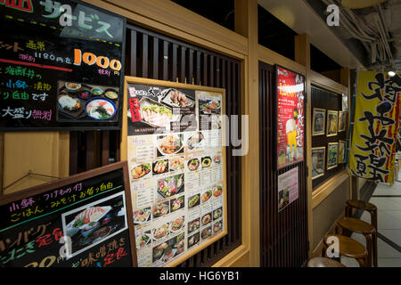 Il menu Immagine visualizzata al di fuori di un ristorante, Kyoto, Giappone Foto Stock