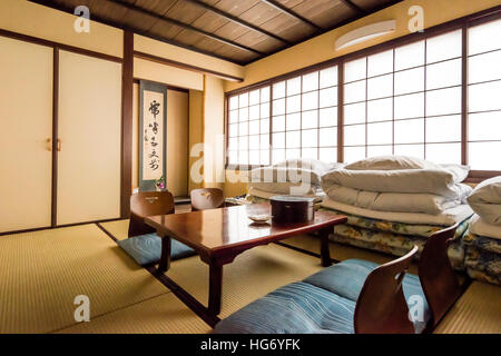 Interno di un budget tipico stile tradizionale giapponese camera in un ryokan, Kyoto, Giappone Foto Stock