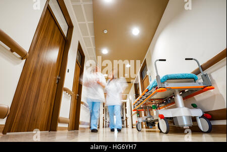 Immagine sfocata del membro del personale medico nel fissaggio uniformn letto di ospedale Foto Stock