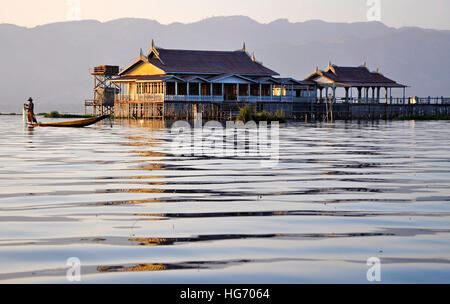 Fisherman vicino a un tempio galleggiante, al Lago Inle, Birmania, la Venezia dell Asia Foto Stock