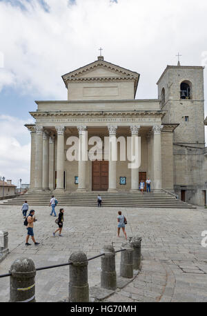 La gente visita alla Basilica di San Marino, costruita in stile neoclassico. San Marino è un piccolo paese in Appennino. Foto Stock